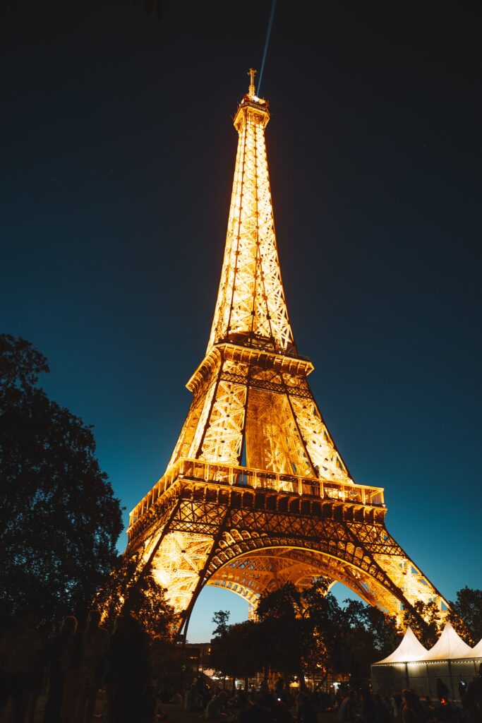 eiffel tower lit up